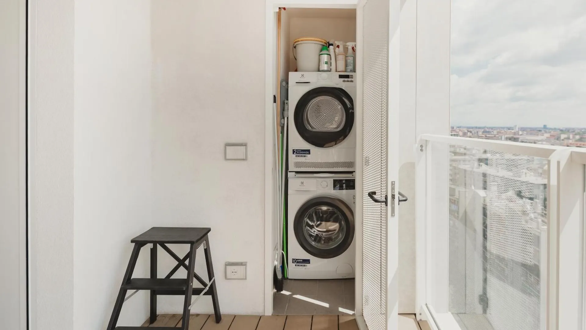 Gohost - Skyline Apartment Walking Distance From Central Station Μιλάνο