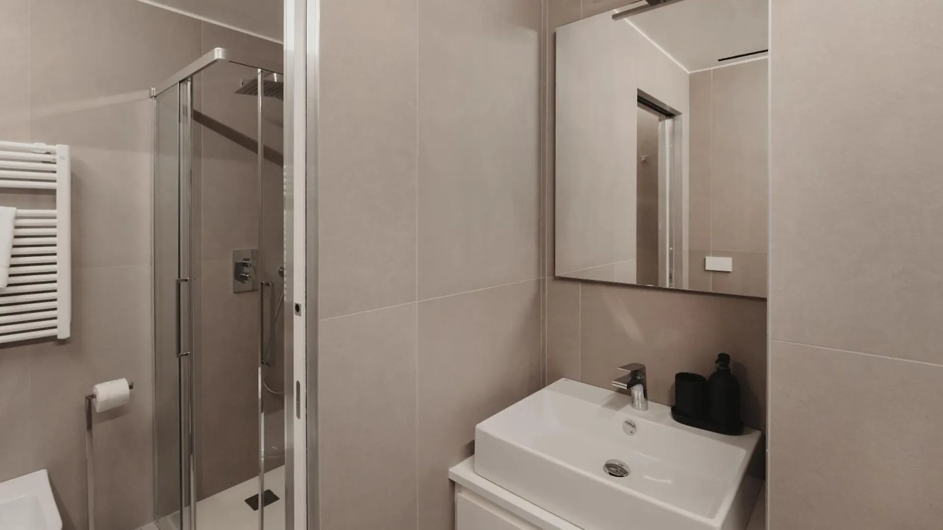 Gohost - Skyline Apartment Walking Distance From Central Station Μιλάνο