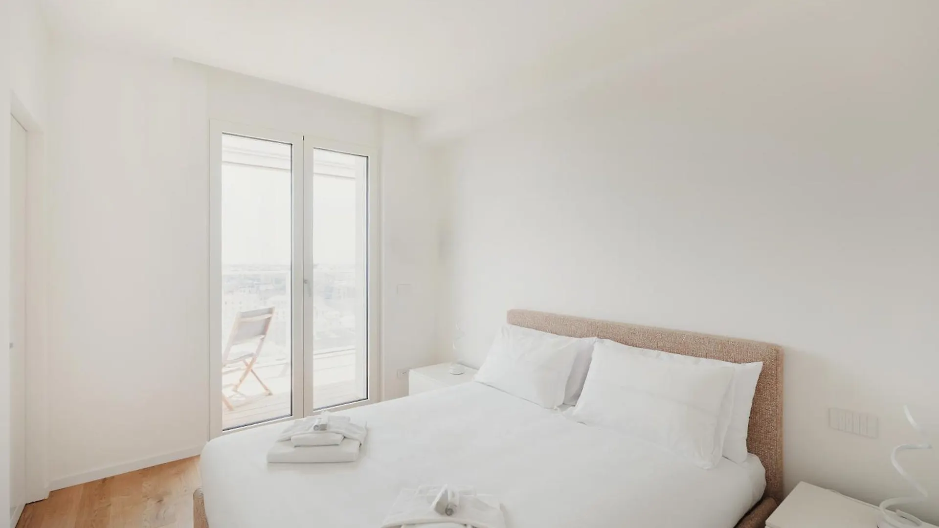 Gohost - Skyline Apartment Walking Distance From Central Station Milão